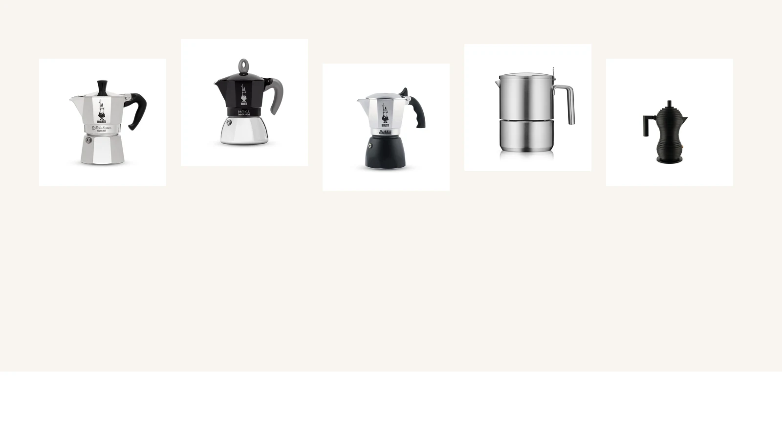 Fünf Espressokocher auf hellem Hintergrund