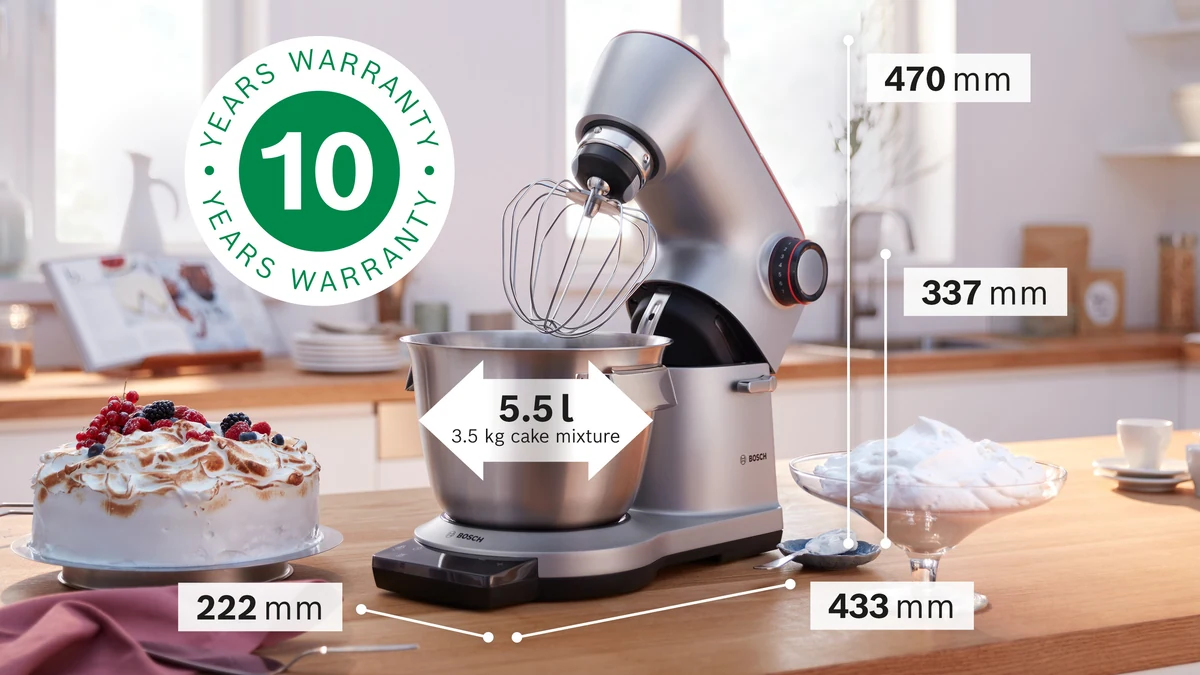 Bosch OptiMUM Küchenmaschine mit Zubehör auf hellem Hintergrund