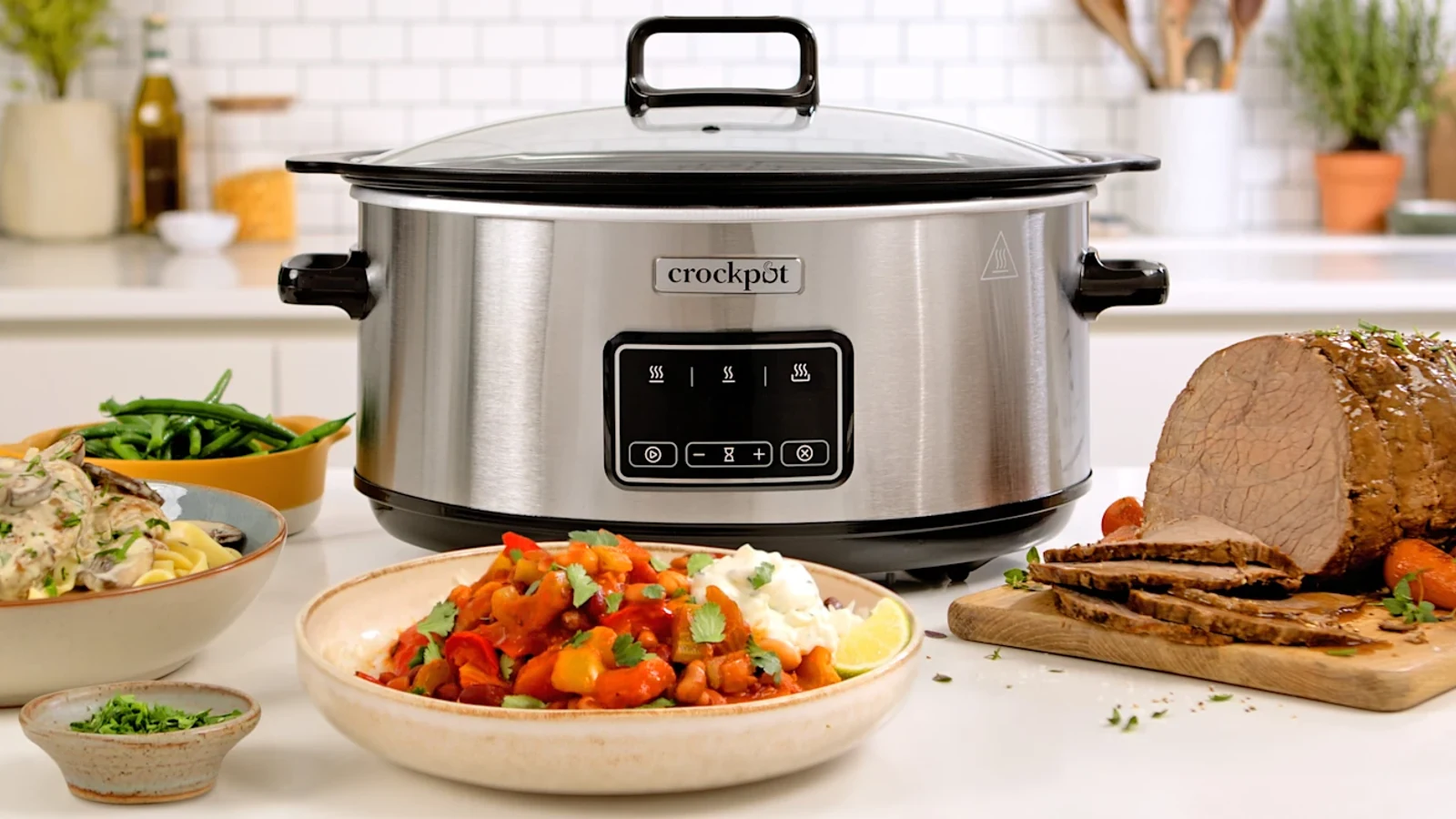 Crock-Pot Slow Cooker mit warmem Gericht auf hellem Hintergrund