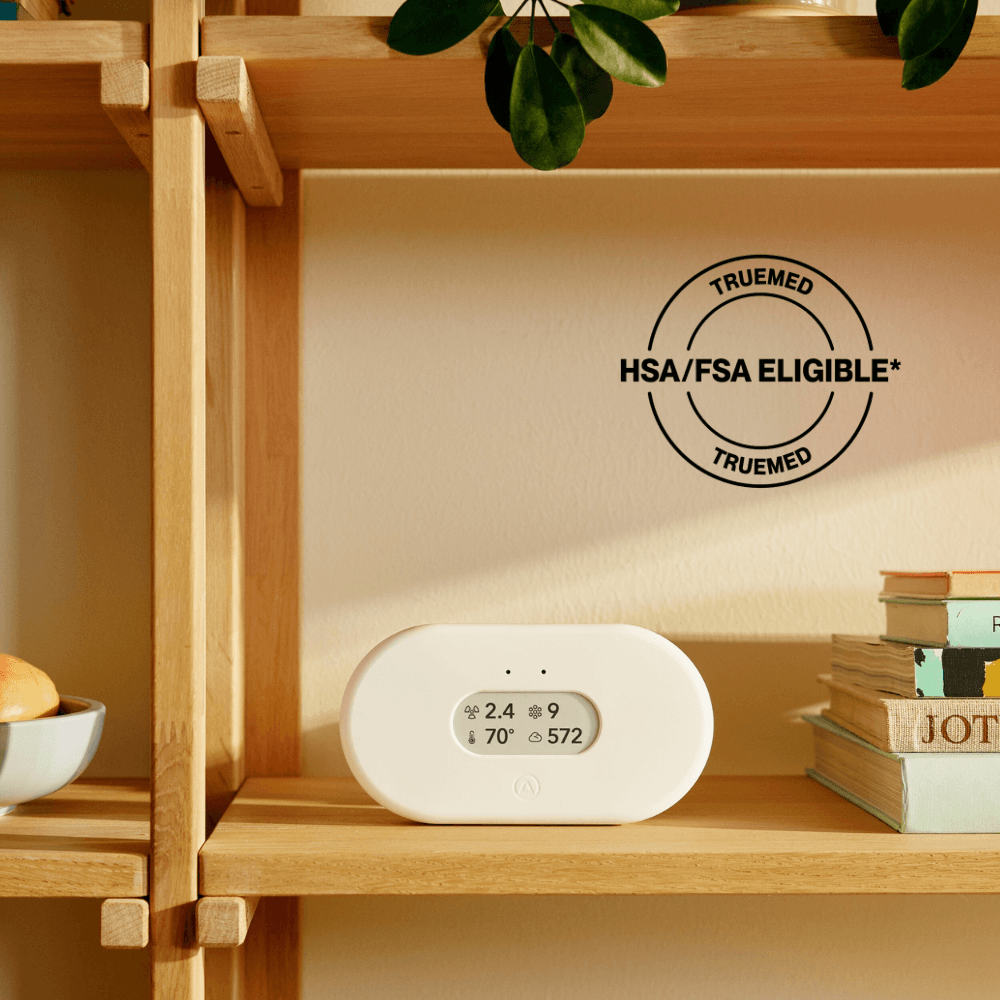 Airthings View Plus Luftqualitaetsmonitor als Produktfoto in einem Regal