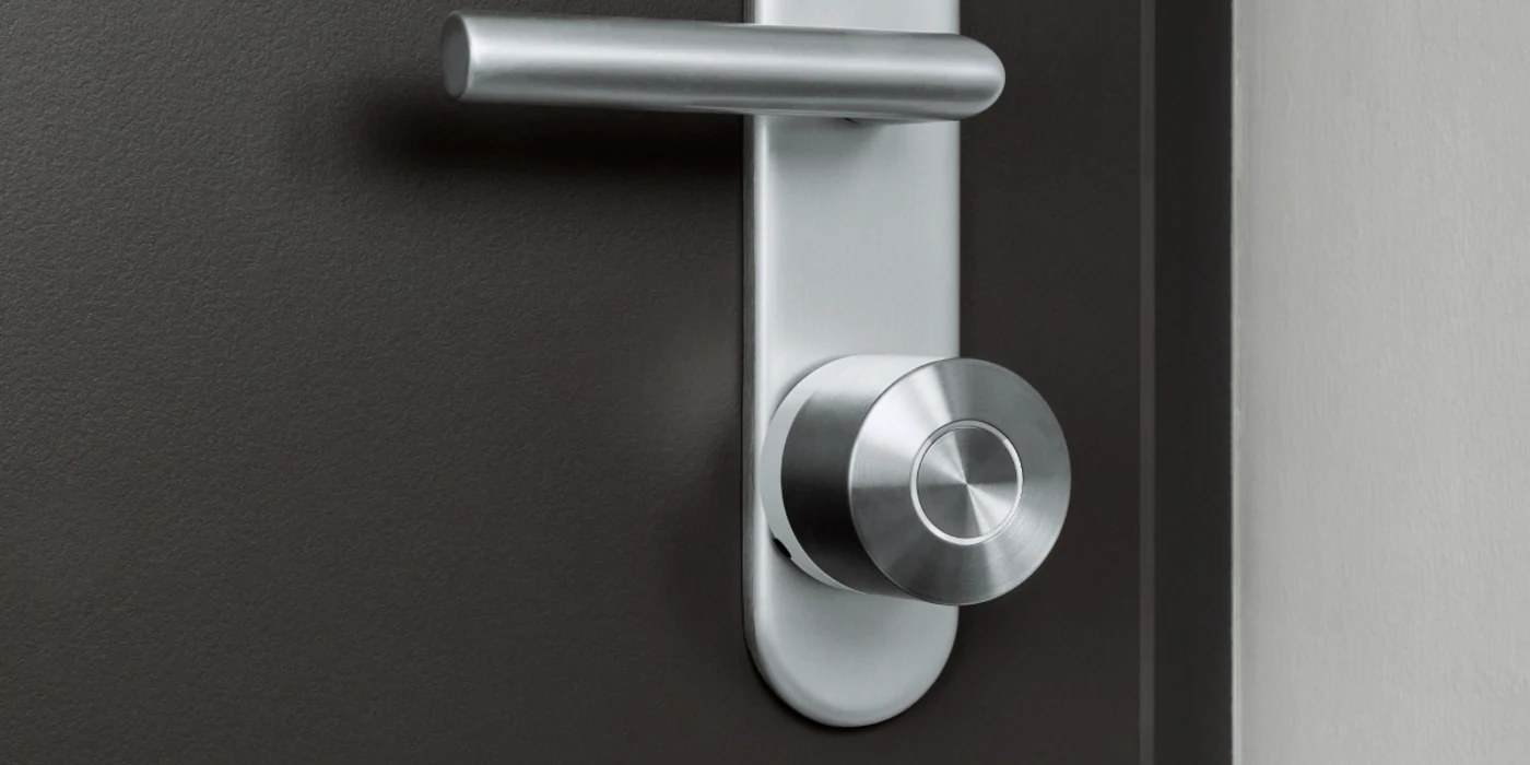 Nuki Smart Lock Ultra als Produktfoto auf dunkler Tuer