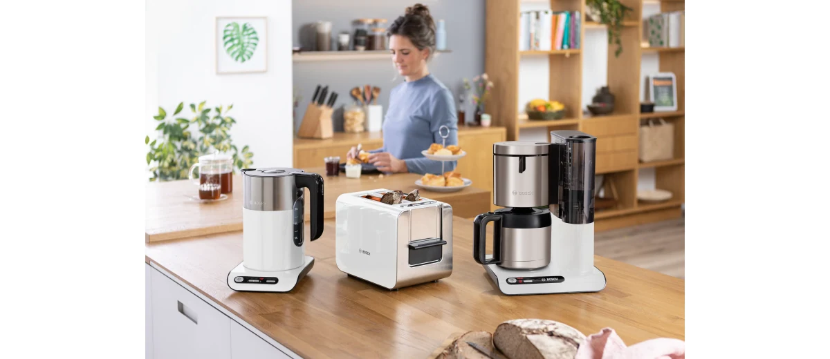 Bosch Styline Wasserkocher mit passendem Frühstücksset auf hellem Hintergrund
